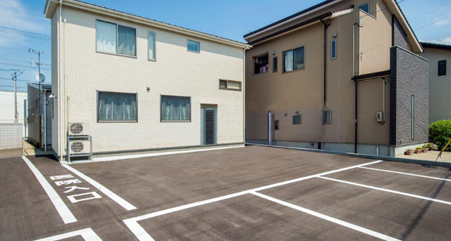 医院への入口は建物の左側の医院入口を通って下さい。